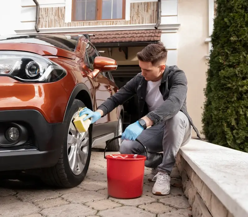 Lavage auto à domicile Vieux-Thann : professionnel intervenant sur un véhicule